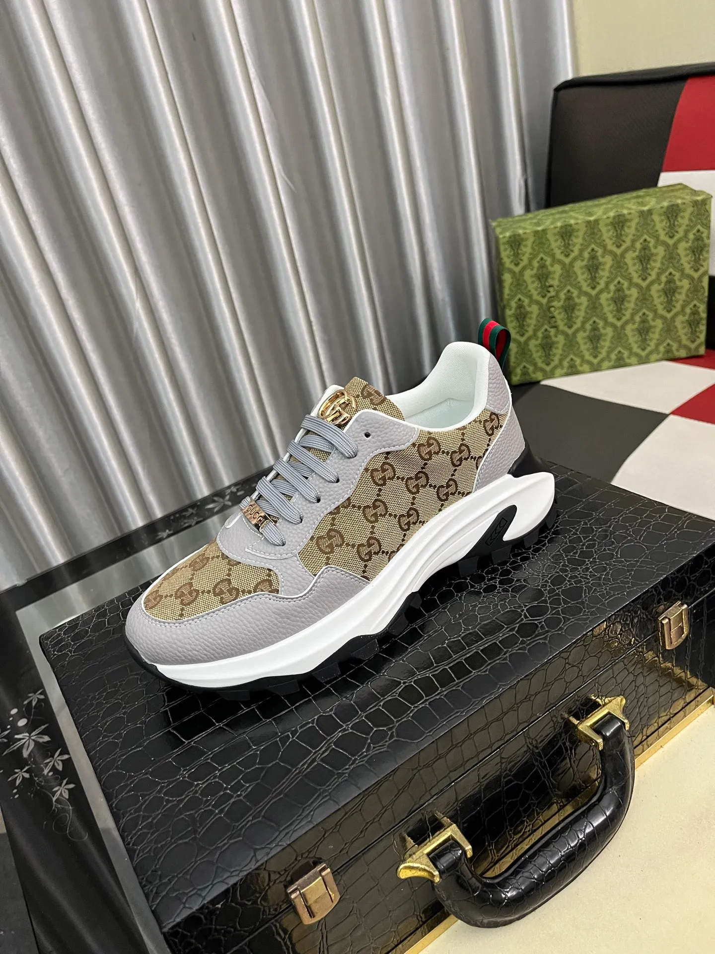 Men's shoes 💰458⌚️⌚️ Gucci •Gucci original quality. ~ Unique modern style sneakers. 🏃A must-have casual shoe for trendy men😍😍 Original brand imported from Italy, imported original leather, sheep lining (refuses to discolor and grind feet) Sole: Original sole provided by the original factory, French lazy style design ⚠️Fit to the feet, original quality attached, super comfortable original sole, code number: 38-444️⃣Colors available